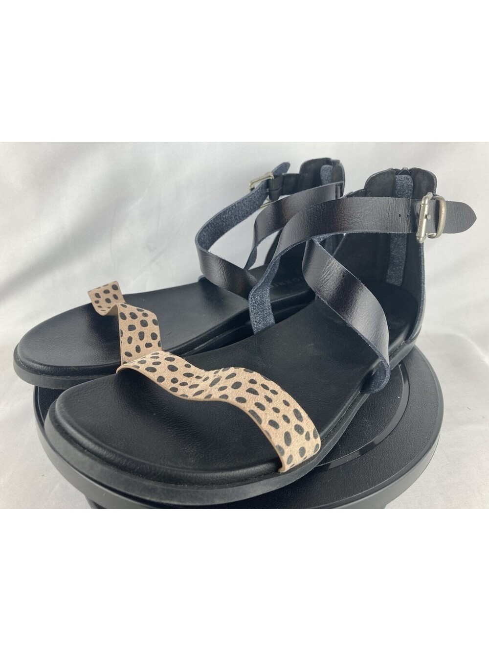 Womens 9.5 Wide Torrid Black Leopard Cheetah Print Ankle Strap Zip Flat Sandals